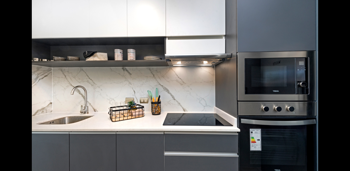 Cocina equipada con suite de electrodoméstico marca Teka