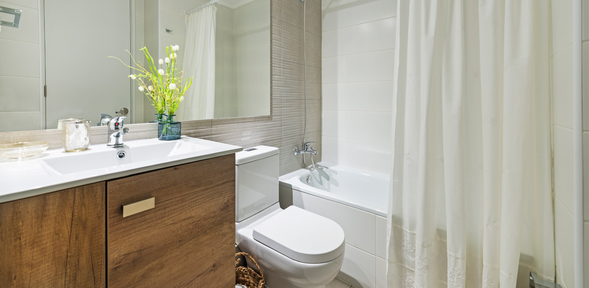 Baño con revestimiento de porcelanato