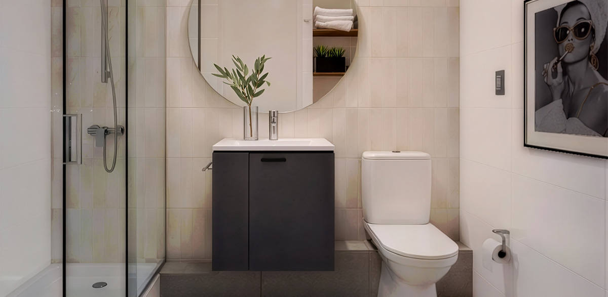  Baño principal con receptáculo de ducha y mampara de cristal templado