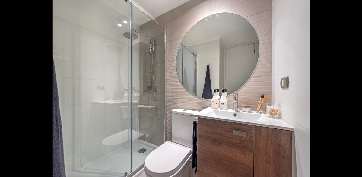 Baño principal con receptáculo y mampara de cristal templado
