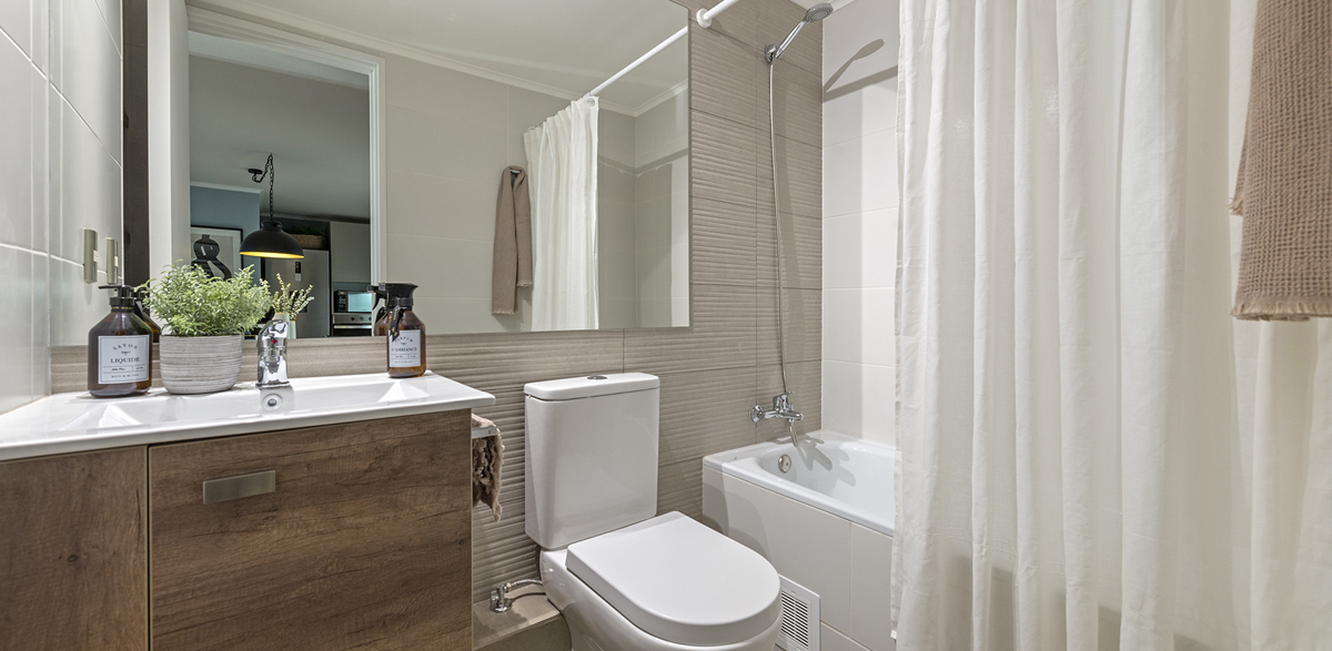Baño principal con muro decorativo