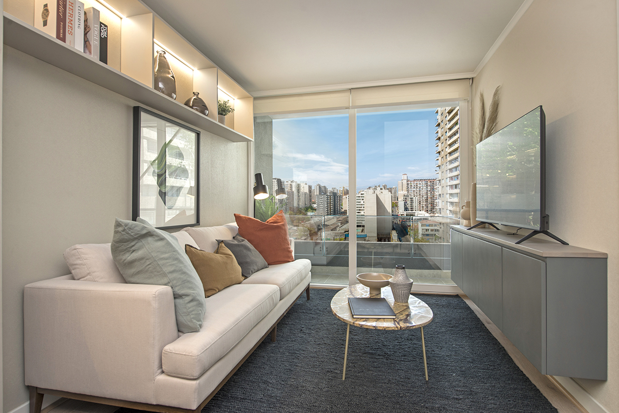 Living y terraza con baranda de cristal