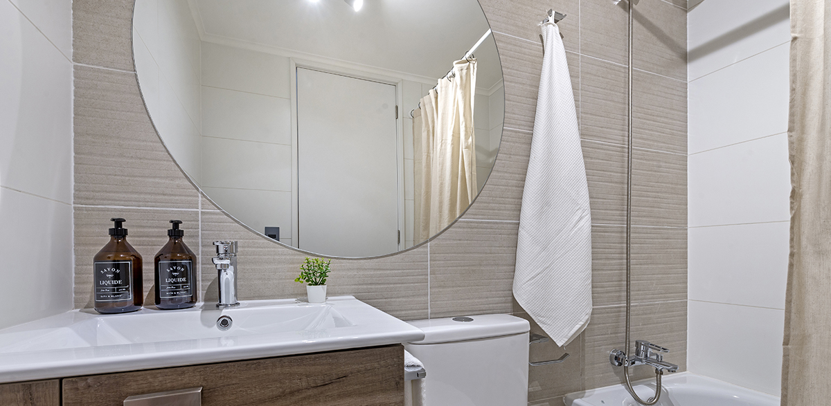 Baño principal y secundario con pavimento de gres porcelánico