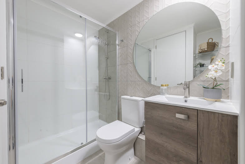 Baño principal con mampara de cristal templado