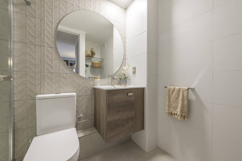 Baño secundario con muro de gres porcelánico