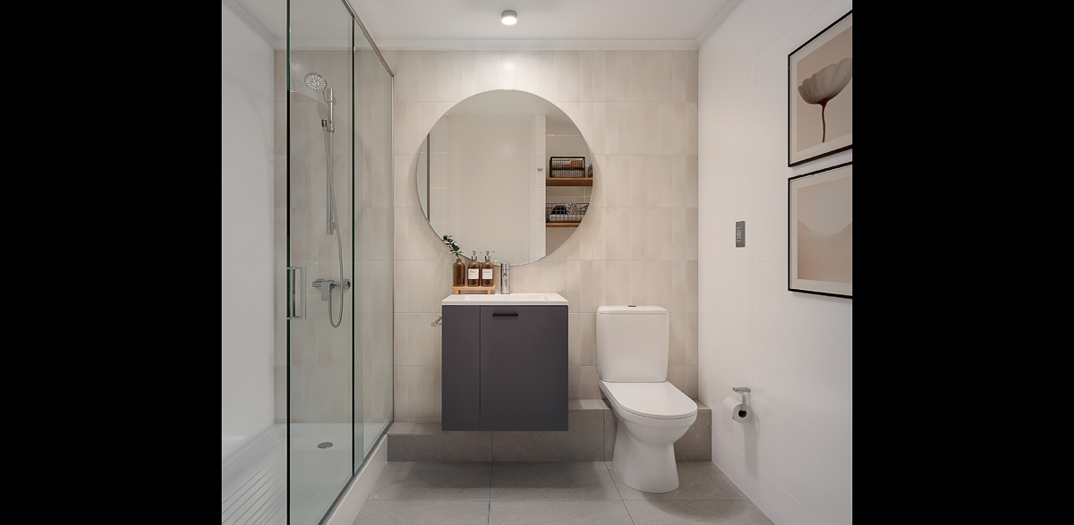 Baño principal con shower de cristal templado